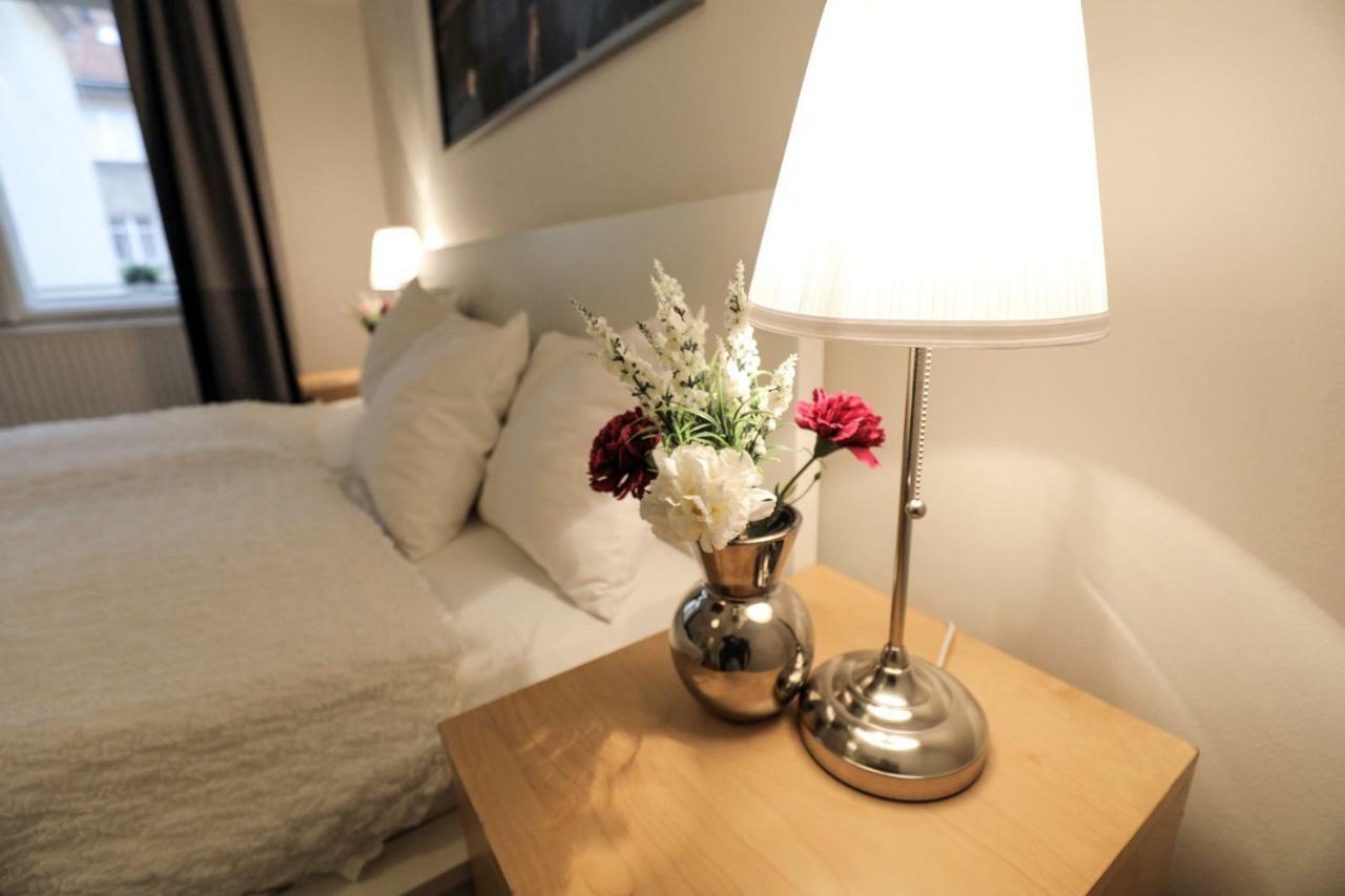 פראג Apartments In Mala Strana - 10 Minutes From Charles Bridge מראה חיצוני תמונה