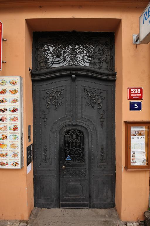 פראג Apartments In Mala Strana - 10 Minutes From Charles Bridge מראה חיצוני תמונה